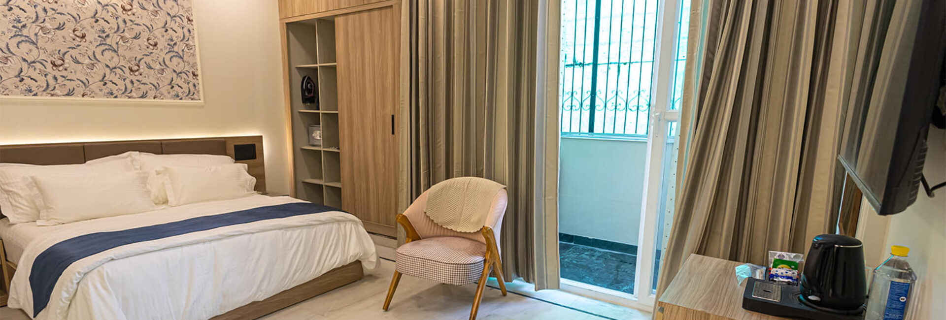 Aura – Deluxe King Room